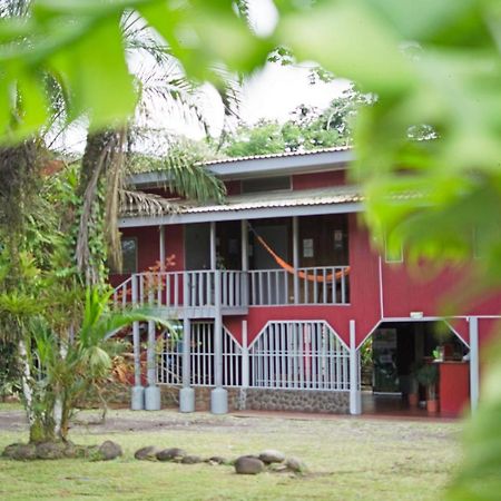Islas Del Rio Hostel Тиримбина Экстерьер фото