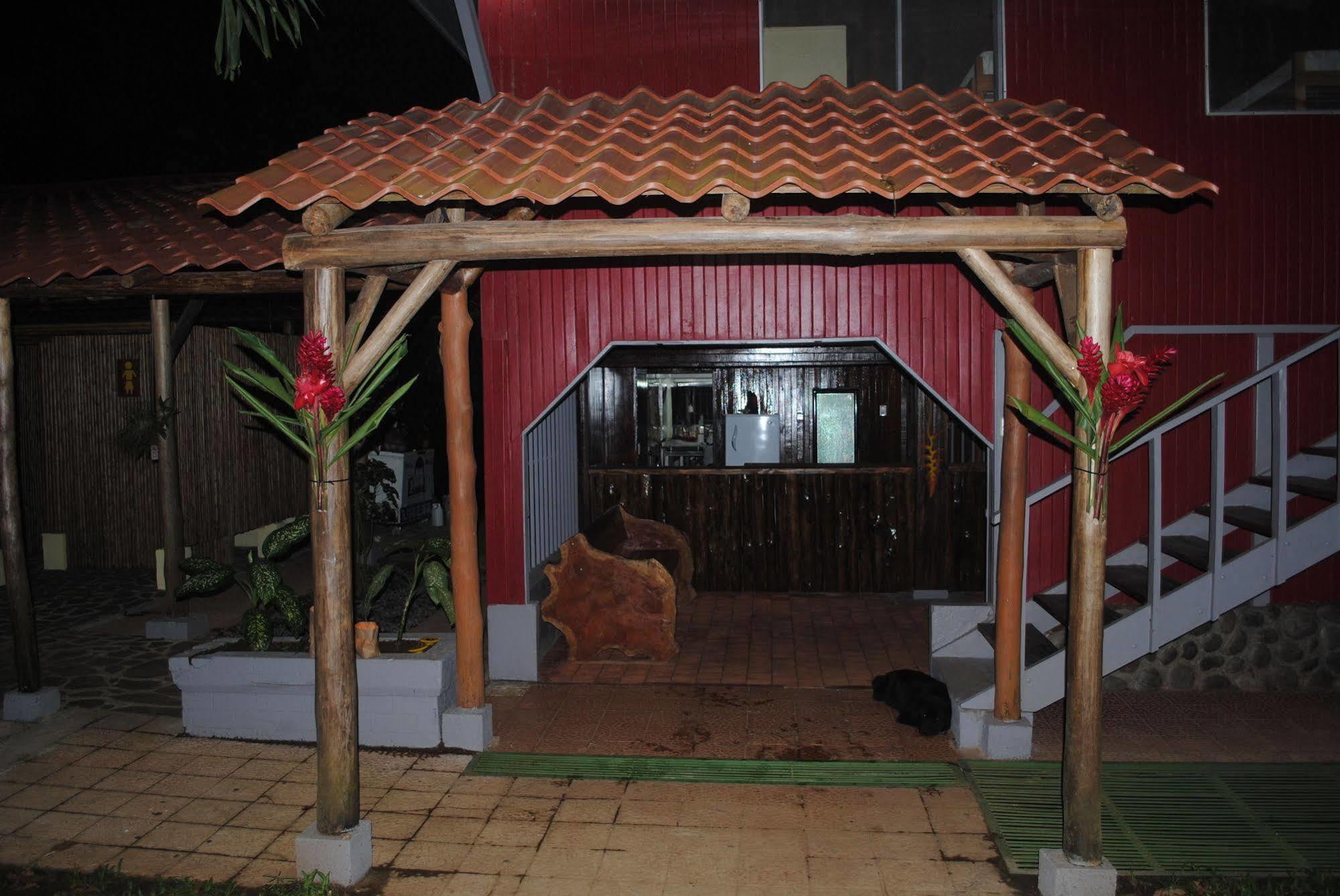 Islas Del Rio Hostel Тиримбина Экстерьер фото