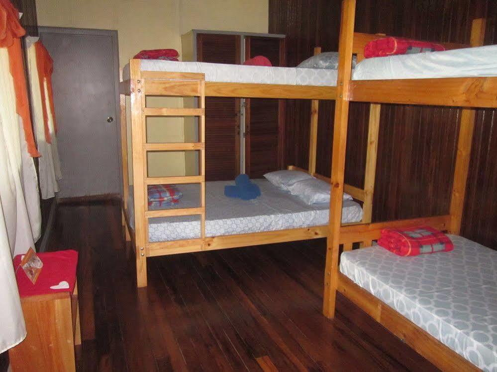 Islas Del Rio Hostel Тиримбина Экстерьер фото